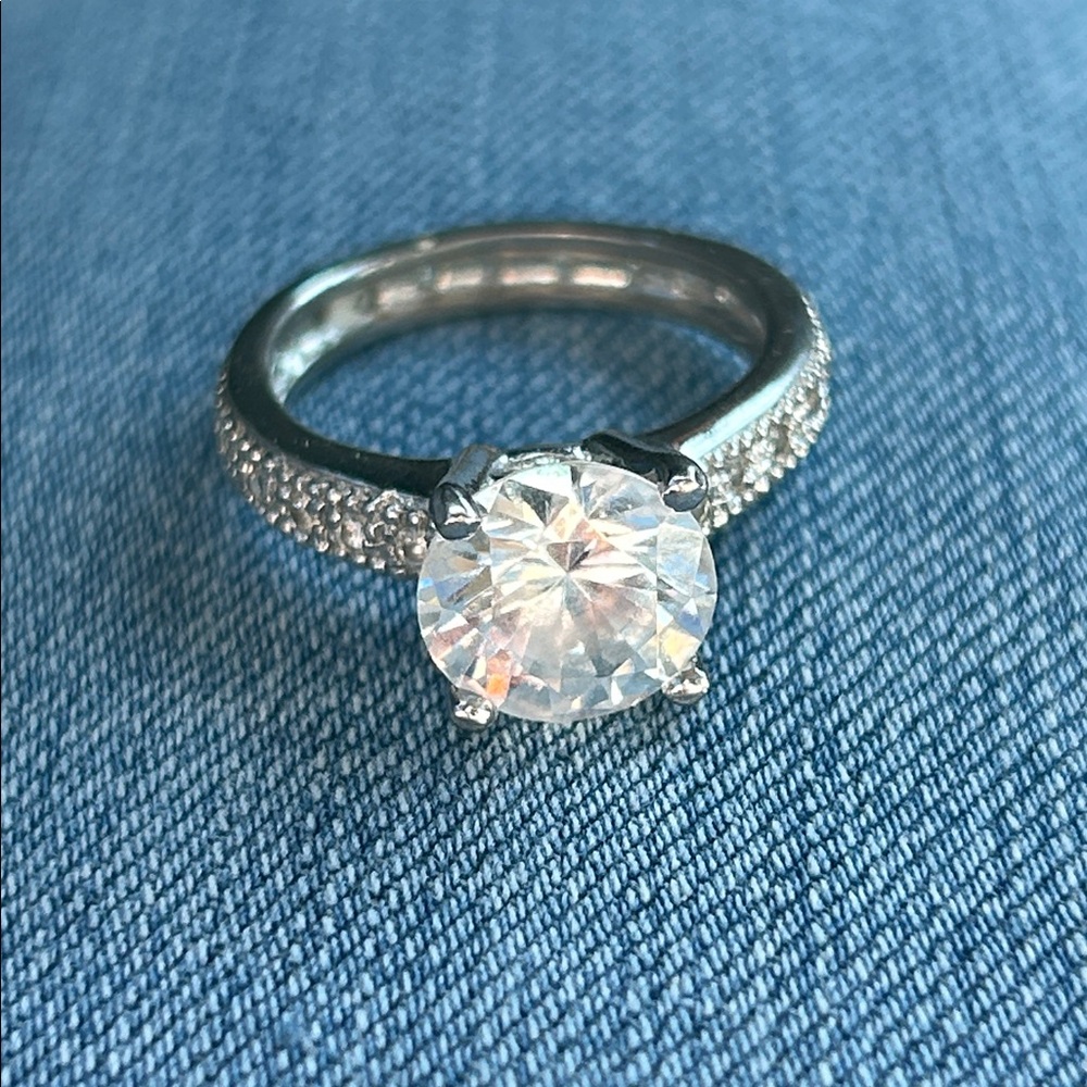 Elegant Ring with Clear Gemstone